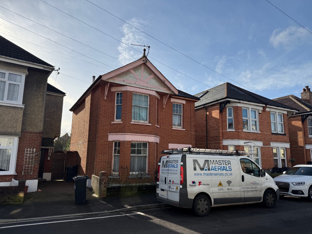 Lot: 58 - DETACHED HOUSE FOR IMPROVEMENT - Front view of house